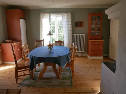 Bild 4 på Hemtrevligt 1800-tals hus nära sjö och skog.