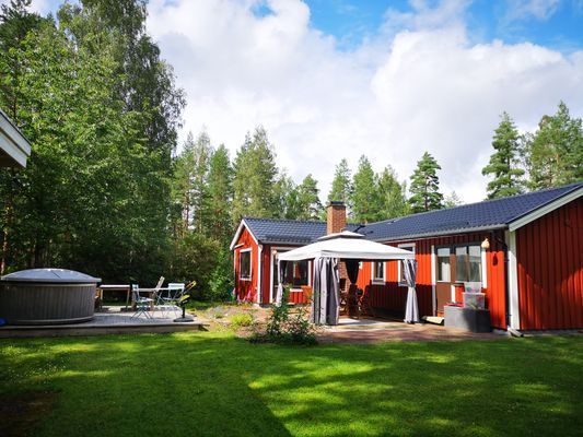 Hyr denna stuga i Ramsberg på 79 m². 6-7 sängplatser. Från 6 200 kr per vecka. Se bilder och tillgänglighet här.