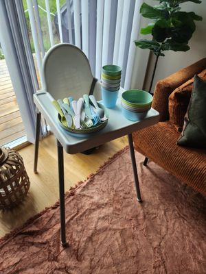 Barnstol med barnservis och barnbestick