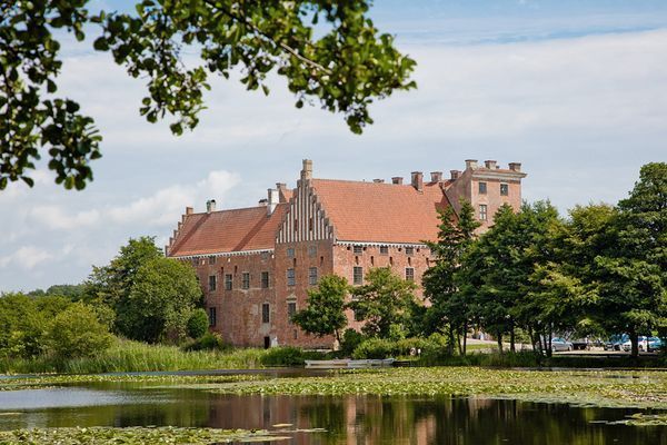 Kringbyggd korsvirkesgård nära havet - Bild 17