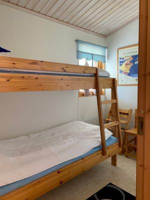 I två av de tre sovrummen finns våningssängar. Tripptrappstol för de minsta gästerna finns att låna.