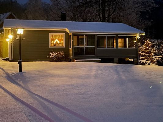 Nyrenoverad stuga i naturskönt läge.