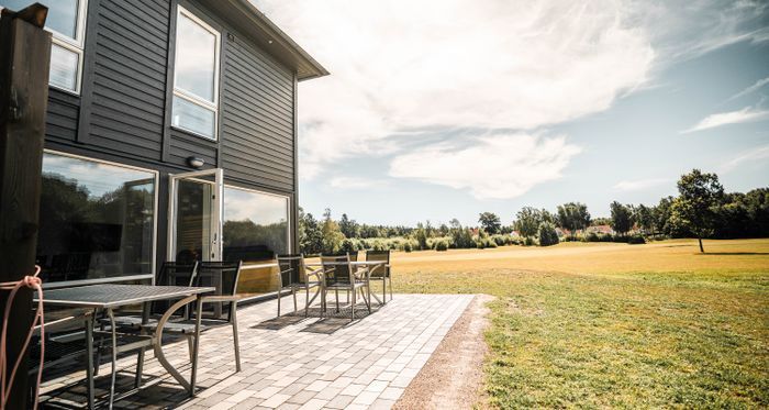 Hyr denna stuga i  på 110 m². 8 sängplatser. Från 22 265 kr per vecka. Se bilder och tillgänglighet här.