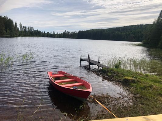 Stuga med egen badstrand, brygga och roddbåt. - Bild 18
