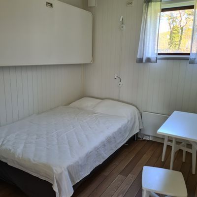 Lilla sovrummet med resårsängar i två etage