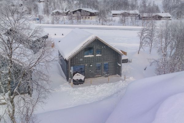 Vy över altanen på baksidan. Med Grill och utemöbler.