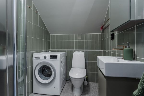 Toalett med dusch och tvättmaskin på ÖV.