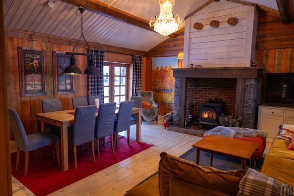 Mysig 2-familjstuga med smidigt läge i Funäsdalen