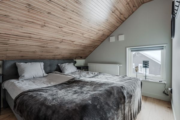 Ett mindre sovrum med 180cm säng och garderob