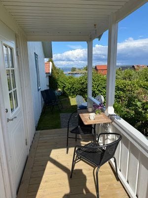 Hyr denna stuga i  på 18 m². 2-3 sängplatser. 6 640 - 8 300 kr per vecka. Se bilder och tillgänglighet här.