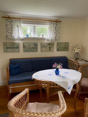 Hyr denna stuga i Sjurberg på 55 m². 4-5 sängplatser. 3 500 - 4 800 kr per vecka. Se bilder och tillgänglighet här.