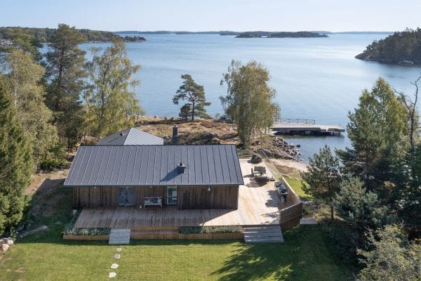 Hyr denna stuga i Värmdö på 260 m². 9 sängplatser. 60 000 - 70 000 kr per vecka. Se bilder och tillgänglighet här.