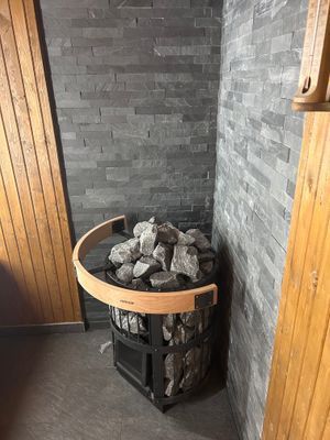 Separat nybyggd bastu på nedervåningen, bredvid badrummet