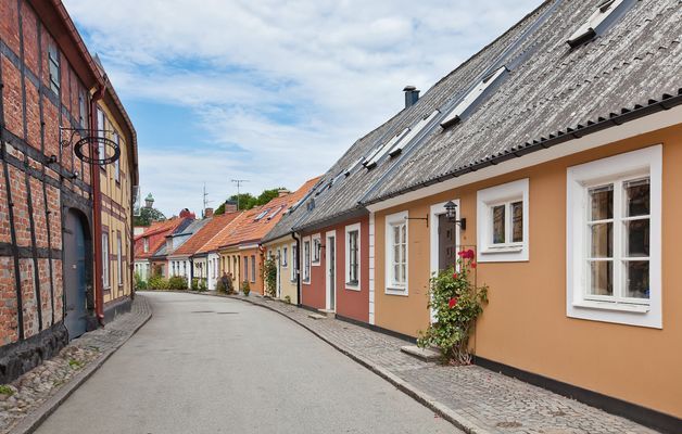Kringbyggd korsvirkesgård nära havet - Bild 18