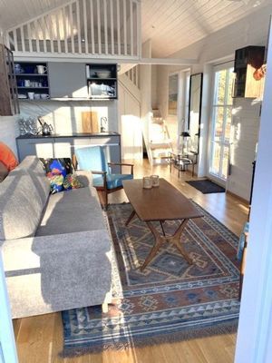 Hyr denna stuga i Stockholms skärgård på 30 m². 2-4 sängplatser. 6 900 - 7 900 kr per vecka. Se bilder och tillgänglighet här.