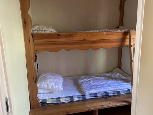 Hyr denna stuga i Mora på 43 m². 4 sängplatser. 5 000 - 7 000 kr per vecka. Se bilder och tillgänglighet här.