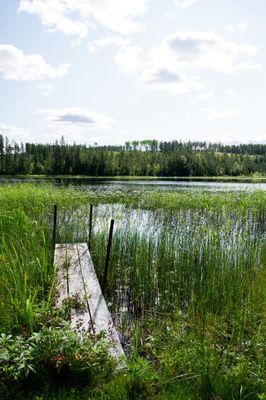 Charmig sommarstuga med altandäck och sjöutsikt - Bild 11
