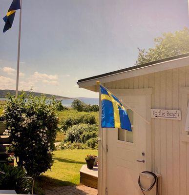 Hyr denna stuga i Kärradal på 35 m². 4-6 sängplatser. 4 500 - 8 000 kr per vecka. Se bilder och tillgänglighet här.