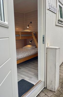 Tillbyggt sovrum på kortsidan med egen ingång.