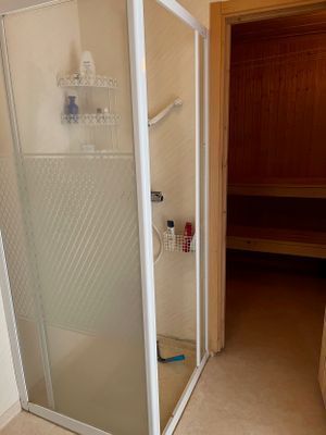 Dusch och elbastu på nedre plan. (Vedeldad bastu nere vid sjön.)