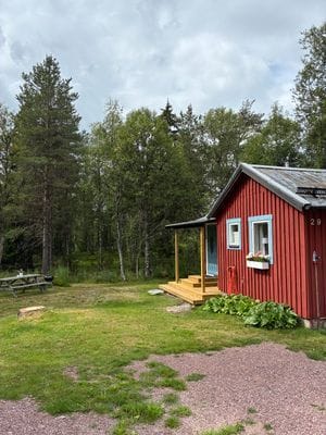 Hyr denna stuga i  på 45 m². 4 sängplatser. 4 200 - 5 300 kr per vecka. Se bilder och tillgänglighet här.