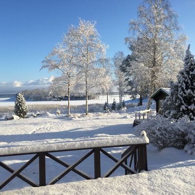 Utsikt ifrån terrassen på baksidan på vintern