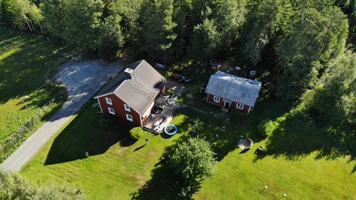 Hyr denna stuga i Köpmanholmen på 130 m². 8-10 sängplatser. 8 000 - 10 000 kr per vecka. Se bilder och tillgänglighet här.