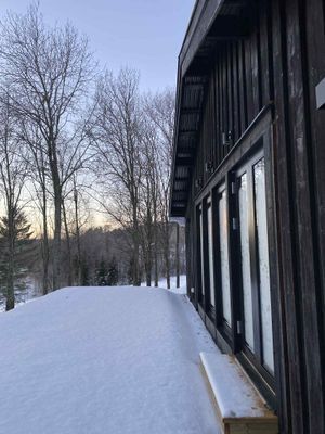 Hyr denna stuga i Mörsil på 55 m². 5 sängplatser. 1 000 - 1 400 kr per dag. Se bilder och tillgänglighet här.