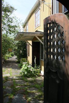 Äldre havsnära hus i Öregrund