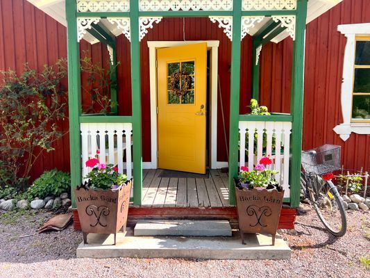 Hyr denna stuga i Katrineholm på 85 m². 7 sängplatser. 8 000 - 10 000 kr per vecka. Se bilder och tillgänglighet här.