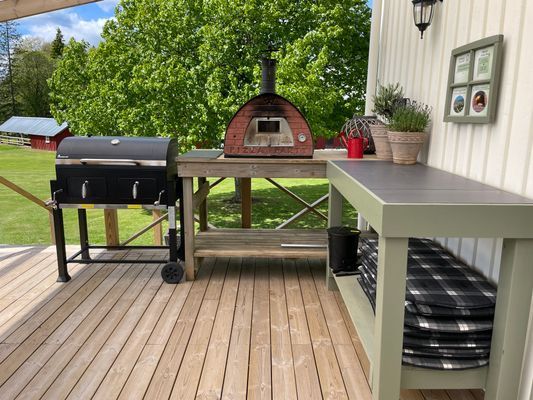 Njut av grillning och pizzabakning på altanen