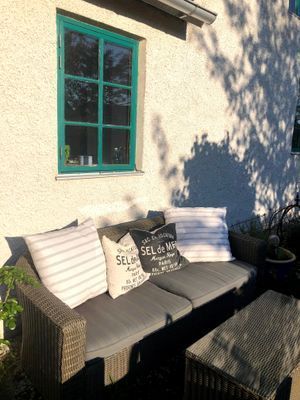 Hyr denna stuga i Gotland på 75 m². 6-8 sängplatser. 6 000 - 12 000 kr per vecka. Se bilder och tillgänglighet här.