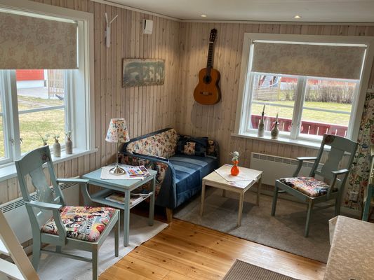 Hyr denna stuga i  på 35 m². 4 sängplatser. Från 5 995 kr per vecka. Se bilder och tillgänglighet här.