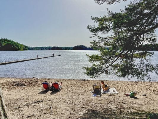 Populära Vesljungasjön - med naturlig sandstrand - blott en halvmil bort