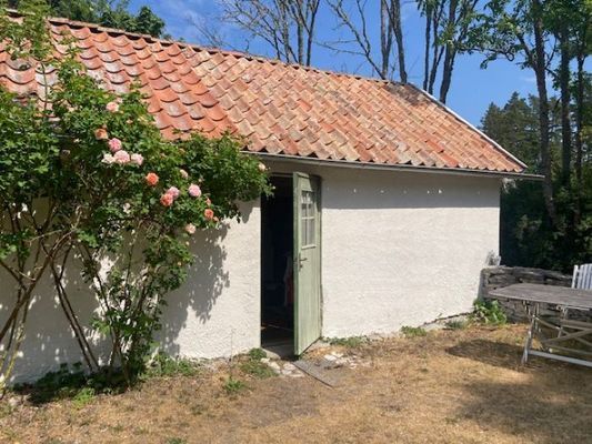 Hyr denna stuga i Tofta på 35 m². 4 sängplatser. 800 - 1 000 kr per dag. Se bilder och tillgänglighet här.