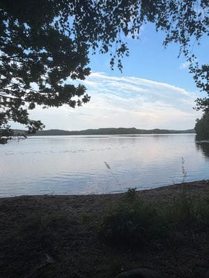 Hyr denna stuga i Stenungsund på 55 m². 3-4 sängplatser. Från 7 000 kr per vecka. Se bilder och tillgänglighet här.