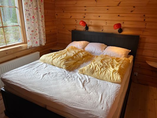 Sovrum med dubbelsäng