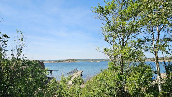 NY! Hundvänligt hus i Hjälmvik med havsglimt