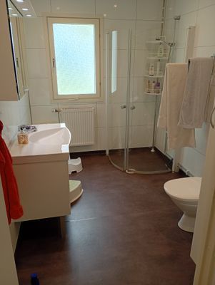 Stor och modern familjevilla i hjärtat av byn. - Bild 15