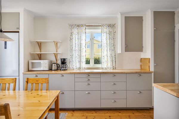 Hyr denna stuga i  på 150 m². 8-9 sängplatser. Från 3 500 kr per vecka. Se bilder och tillgänglighet här.