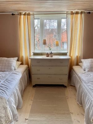 Hyr denna stuga i Österlen på 80 m². 5 sängplatser. 5 500 - 7 500 kr per vecka. Se bilder och tillgänglighet här.