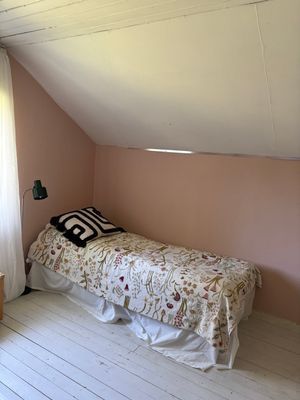 Sovrum för två, övre våning