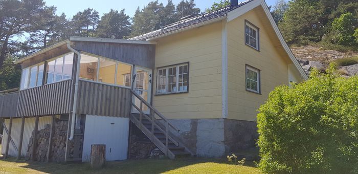 Hyr denna stuga i Orust på 75 m². 8-9 sängplatser. 8 500 - 11 500 kr per vecka. Se bilder och tillgänglighet här.