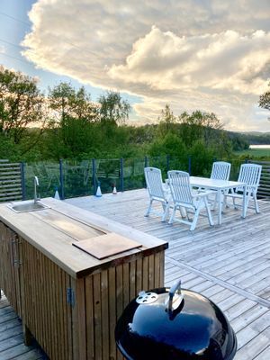 Hyr denna stuga i  på 80 m². 4-5 sängplatser. 7 500 - 10 700 kr per vecka. Se bilder och tillgänglighet här.