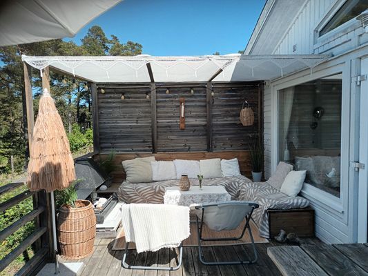 Hyr denna stuga i  på 95 m². 6-8 sängplatser. 5 000 - 12 000 kr per vecka. Se bilder och tillgänglighet här.
