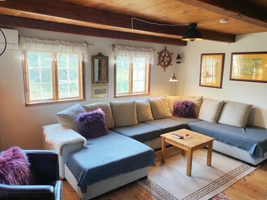 Hyr denna stuga i  på 65 m². 5 sängplatser. 4 000 - 7 000 kr per vecka. Se bilder och tillgänglighet här.