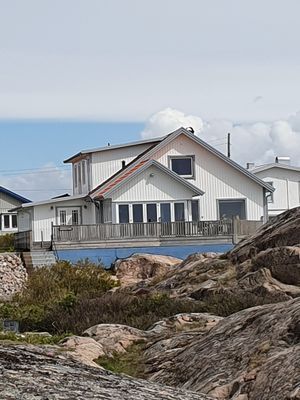 Hyr denna stuga i Fisketången på 140 m². 8-10 sängplatser. Från 26 000 kr per vecka. Se bilder och tillgänglighet här.