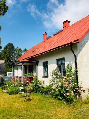 Hyr denna stuga i Gotland på 160 m². 9-13 sängplatser. 12 000 - 17 000 kr per vecka. Se bilder och tillgänglighet här.