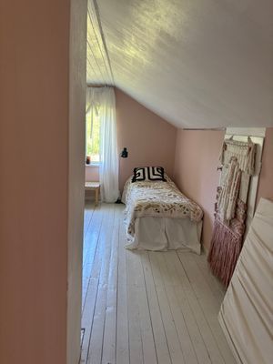 Sovrum för två, övre våning