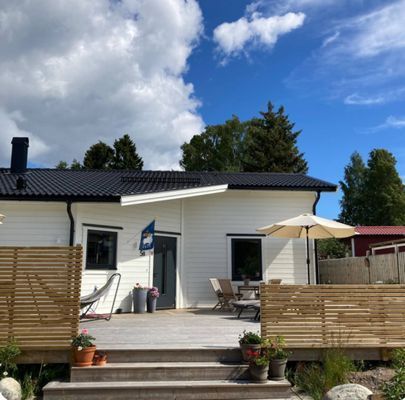 Hyr denna stuga i Dalarö på 141 m². 4-6 sängplatser. Från 19 950 kr per vecka. Se bilder och tillgänglighet här.